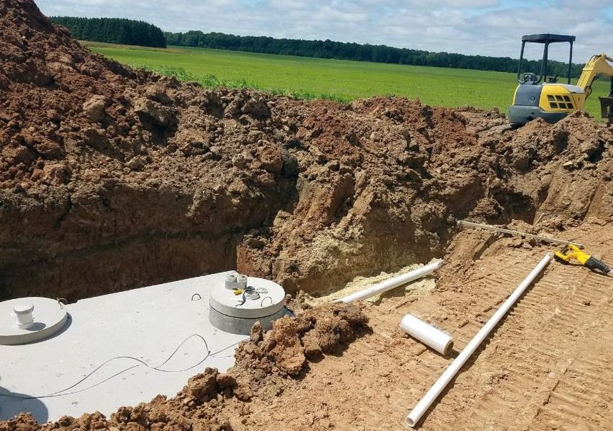 Excavación junto a una fosa séptica prefabricada durante las obras de saneamiento