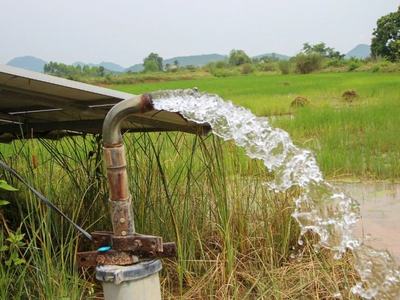 Camión cuba suministrando agua no potable en una obra de A Coruña