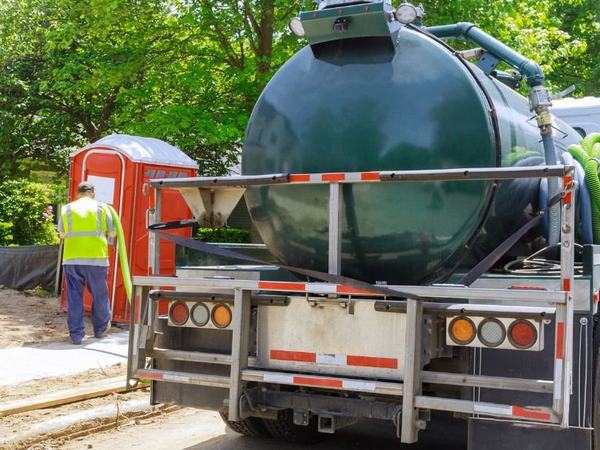 Mantenimiento preventivo de fosa séptica en comunidad de vecinos en Cambre